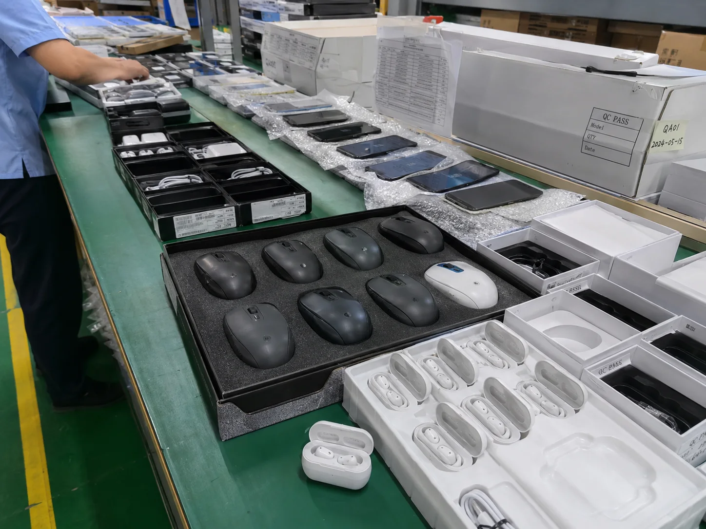 鼠标、耳机和手机等产品展示